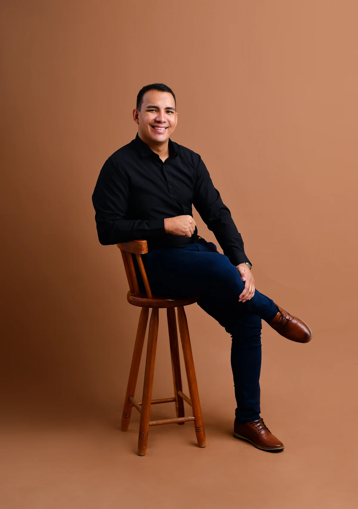 Luiz Cavalcante sentado e sorrindo